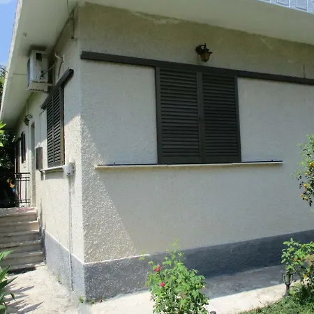 Adorable House For 4 بيت للعطل *